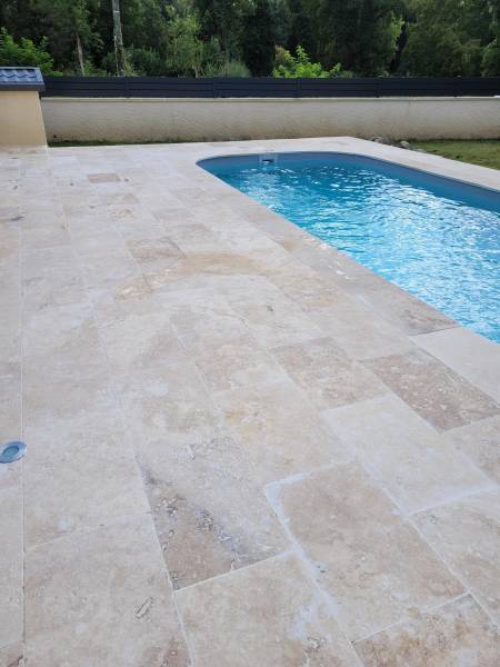 Travertin, pierre naturelle pour dallage extérieur autour de la piscine et en terrasse extérieure, Vaucluse Lubéron Cavaillon 84