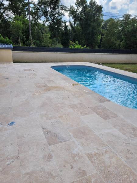Travertin, pierre naturelle pour dallage extérieur autour de la piscine et en terrasse extérieure, Vaucluse Lubéron Cavaillon 84