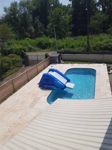 Travertin pour terrasse et plage de piscine + margelle et angles margelle