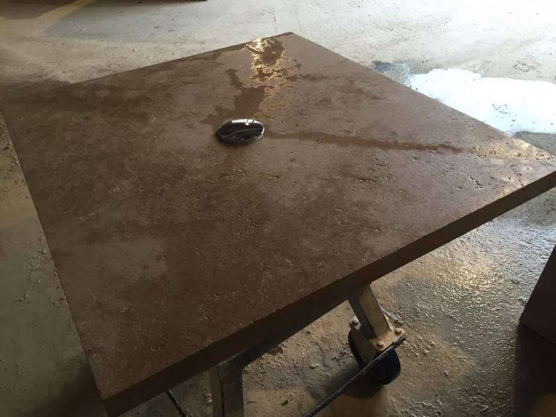 Receveur de douche en pierre naturelle avec 4 pentes, proche Avignon