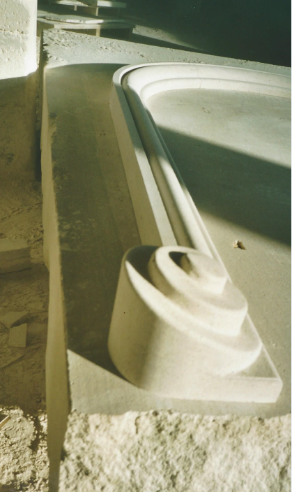 Encadrement en pierre naturelle avec moulure et volute porte PARIS et LYON