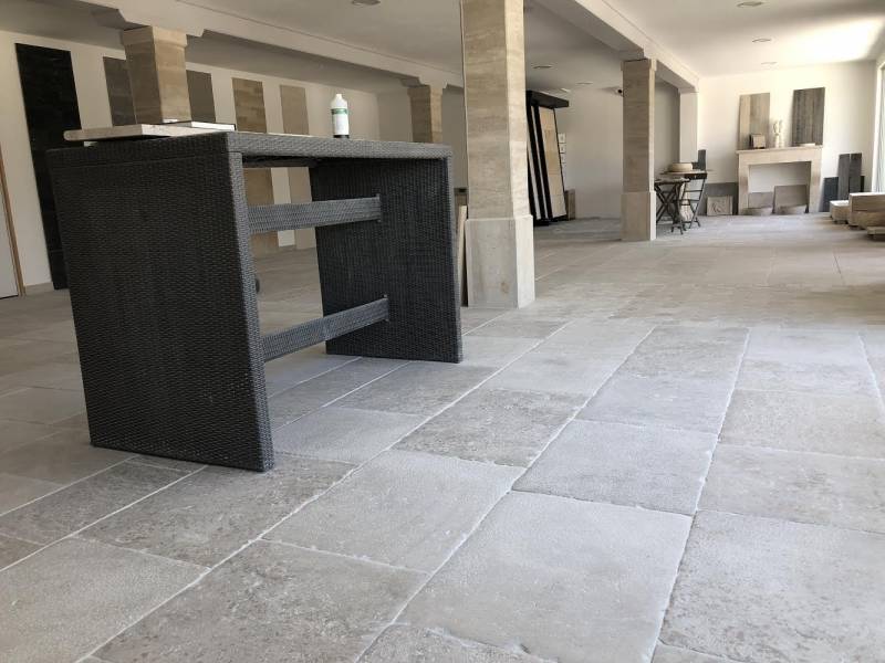 Dalle ancienne au Showroom de Valliguières