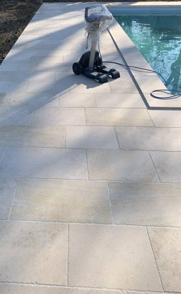 Carrelage pierre claire pour intérieur et extérieur en terrasse ou plage de piscine PARIS - BORDEAUX