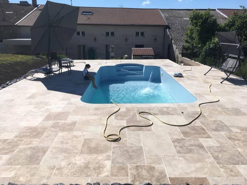 Piscine Travertin, carrelage pierre et margelle pierre pour terrasse et plage, Livraison à Nantes, Bordeaux...