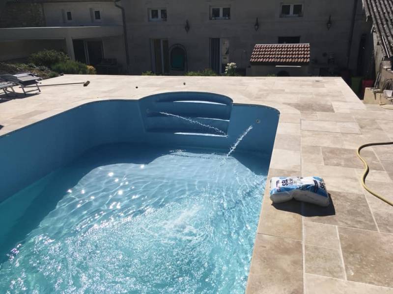 Piscine Travertin, carrelage pierre et margelle pierre pour terrasse et plage, Livraison à Nantes, Bordeaux...