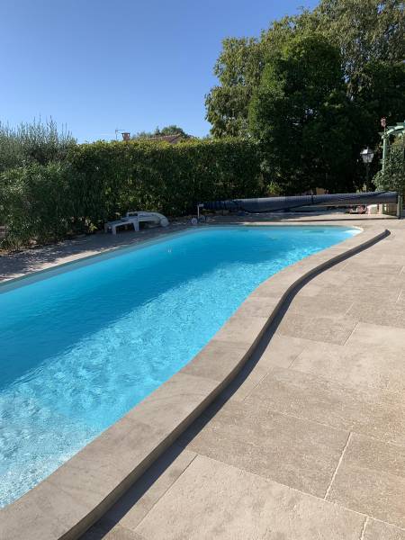 Margelle et terrasse de piscine en MAUVY bouchardé brossé. UZES