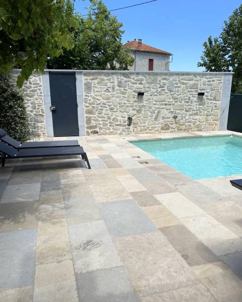 Quel est le meilleur sol pour terrasse ? Pourquoi choisir la pierre naturelle pour une terrasse ?