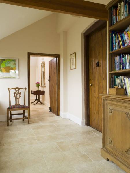 Carrelage en pierre naturelle travertin pour dallage intérieur à Lyon et Bordeaux.