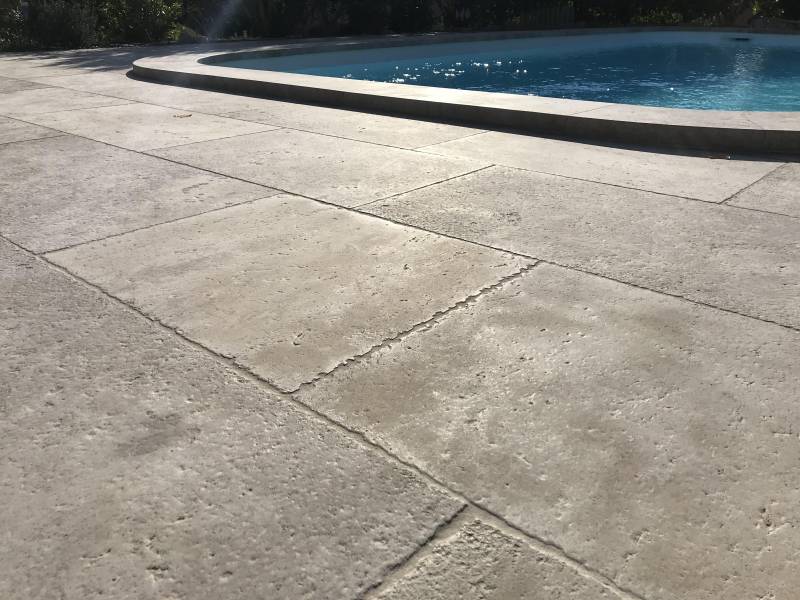 Terrasse et plage de piscine en pierre naturelle de Dordogne Finition brossée, arêtes vibrées