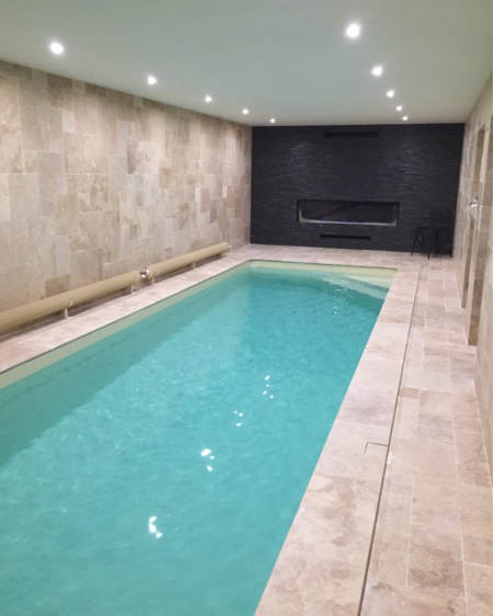 Travertin en carrelage pierre intérieur pour spa et piscine