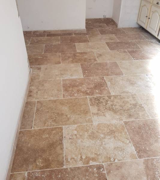 TRAVERTIN NICE, dallage intérieur et extérieur, livraison avec camion hayon et camion-grue.