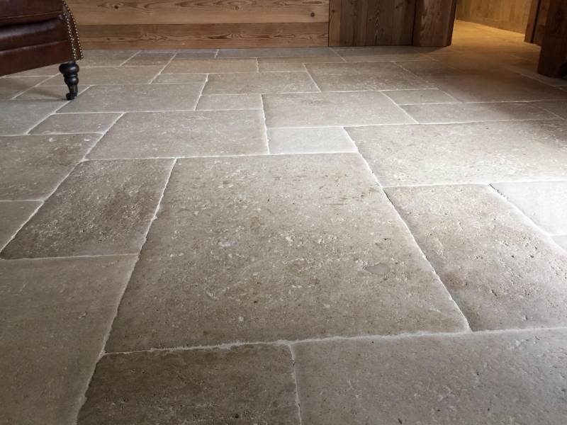 Dallage ancien. La pierre naturelle au 36 rue de Bourgogne 75007 PARIS