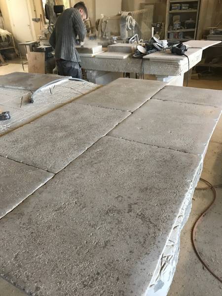 Dalle, dallage modèle pierre de Semond (non IGP) adoucie chants bombés, vieilli à la main, pierre naturelle provenant de Bourgogne Franche Comté