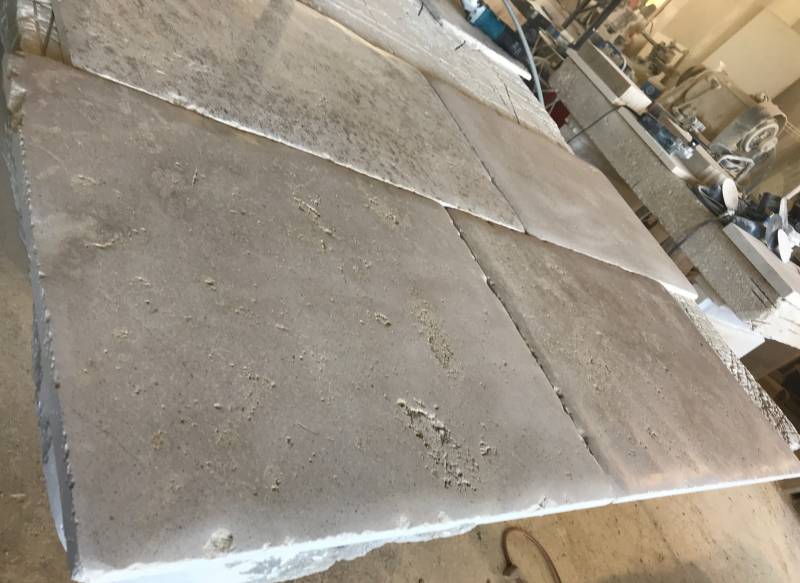 Dalle en pierre naturelle patinée à la main Valliguières près d'Avignon