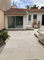 Pose et rénovation sol et mur carrelage en pierre naturelle